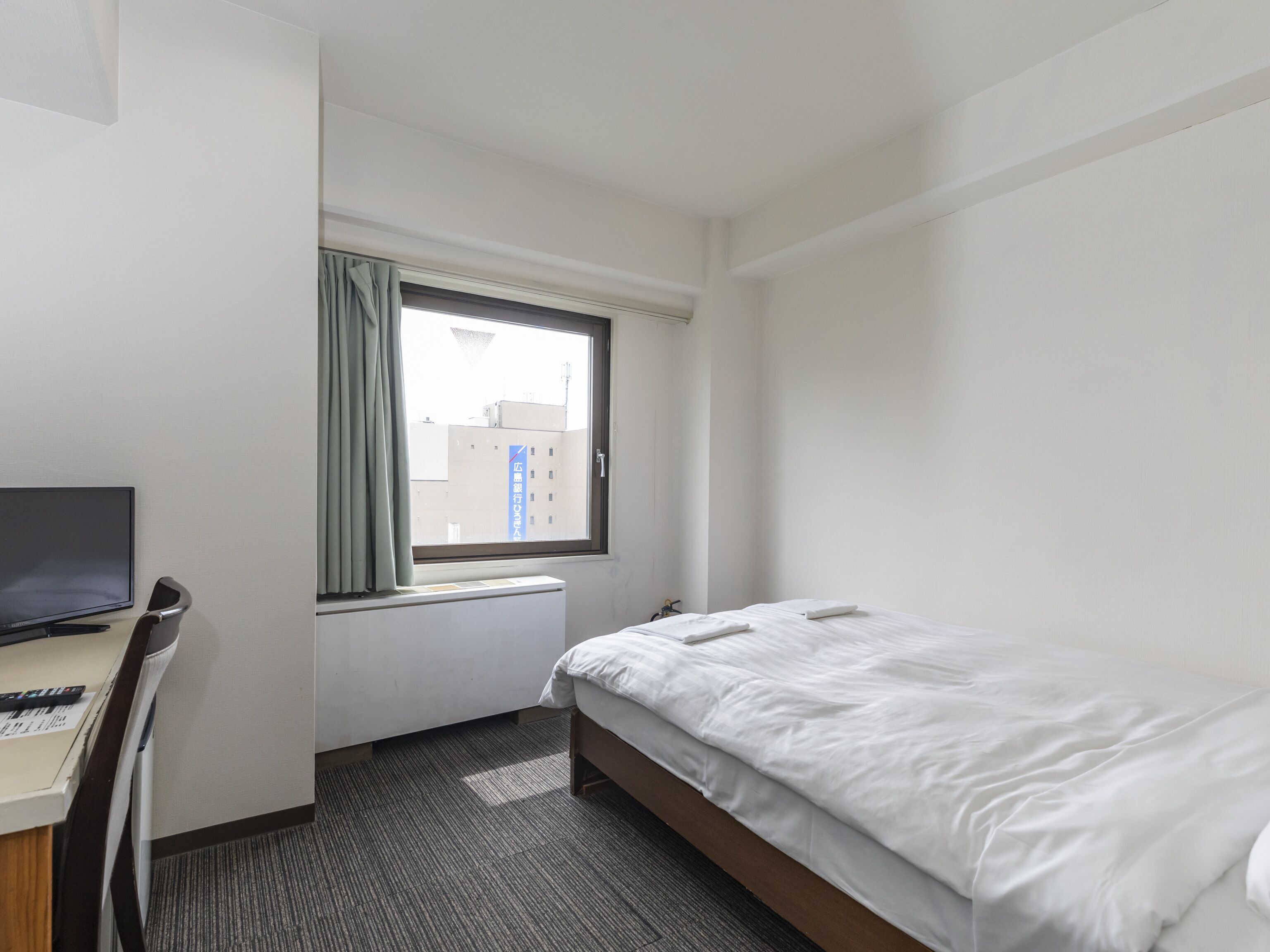 办公桌、免费 WiFi、床单