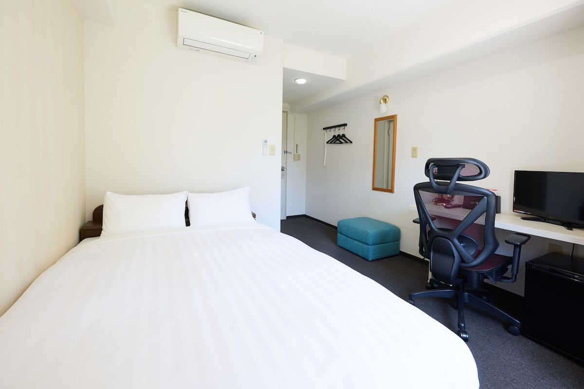1 bedroom, desk, free WiFi, bed sheets
