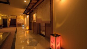 المنشأة من الداخل