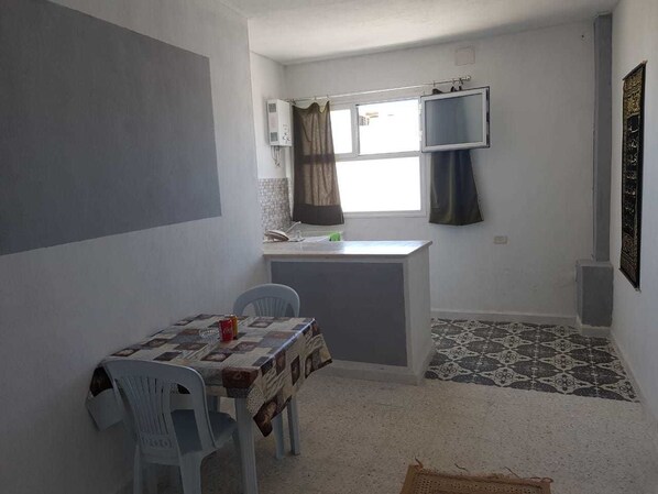Appartement, Plusieurs lits, non-fumeur | Cuisinette privée | Réfrigérateur, surface de cuisson, vaisselle et ustensiles