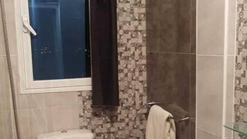 Appartement, plusieurs lits, non-fumeurs | Salle de bain | Douche, douche à « effet pluie », articles de toilette gratuits