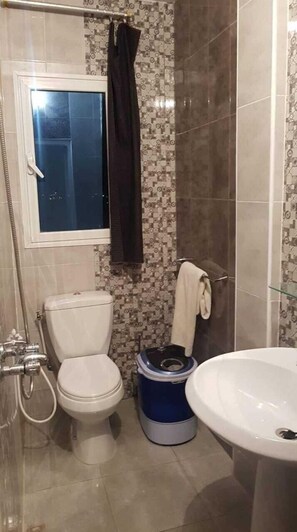 Apartment, Multiple Beds, Non Smoking | Bathroom
