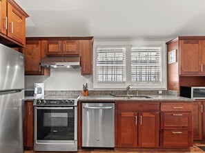 Fridge, microwave, oven, stovetop - Charming Freestanding Cottage in Historic District (Savannah)