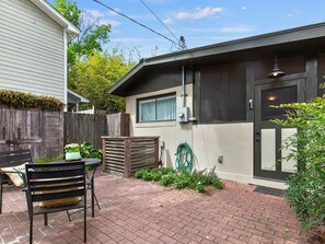 Outdoor dining - Charming Freestanding Cottage in Historic District (Savannah)