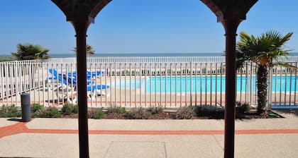 Appartement avec Accès Piscine + Accès Direct à la Plage!