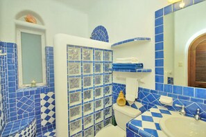 Secador de pelo, toallas y papel higiénico