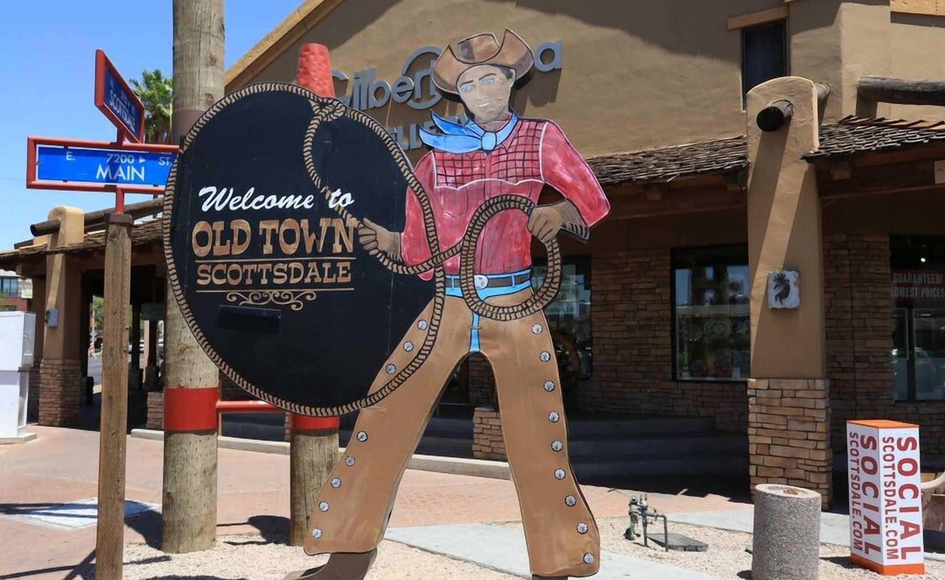 Placa de boas-vindas aos visitantes do Old Town Scottsdale, com a figura de um cowboy.
