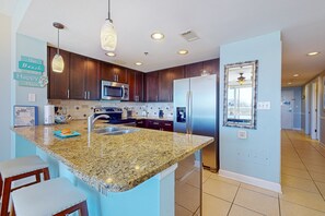 Een koelkast, een magnetron, een oven, een kookplaat