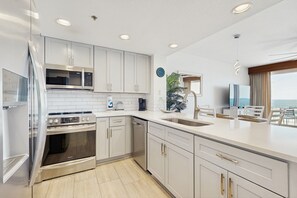 Refrigerador, microondas, horno y parrilla de estufa 