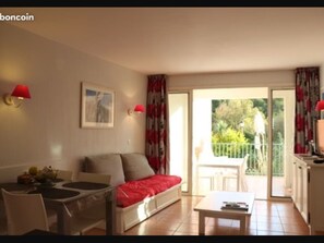 Télévision à écran plat, table de tennis de table