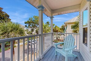 Property grounds - Family cottage w/ four porches & shared pool - walk to beach, dining & more (Santa Rosa Beach)