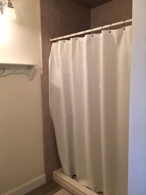 Shower, hair dryer, towels, soap - New gorgeous studio 20 min from ski resorts in Sandy.  15 min to Salt Lake (Sandy)