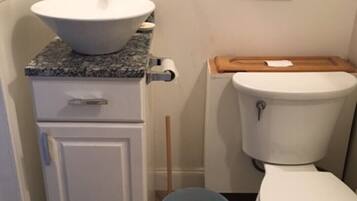 Regadera, secadora de cabello, toallas, jabón