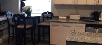 New gorgeous studio 20 min from ski resorts in Sandy.  15 min to Salt Lake