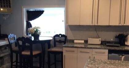 New gorgeous studio 20 min from ski resorts in Sandy. 15 min to Salt Lake