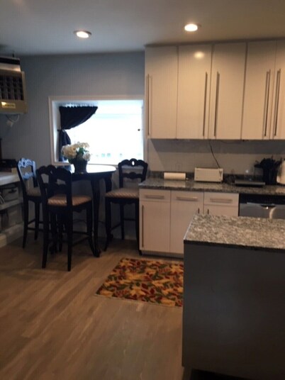 New gorgeous studio 20 min from ski resorts in Sandy.  15 min to Salt Lake