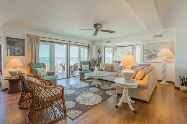 Televisión y chimenea 