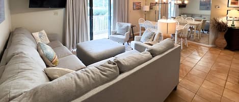 Een televisie, een dvd-speler en een filmbibliotheek