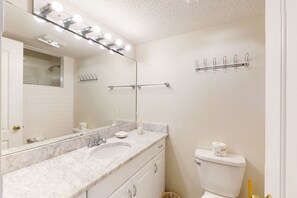 Een haardroger, handdoeken