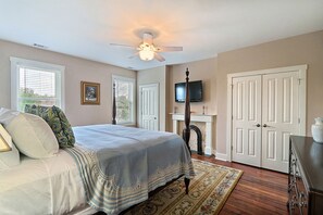 4 bedrooms, iron/ironing board, free WiFi, bed sheets
