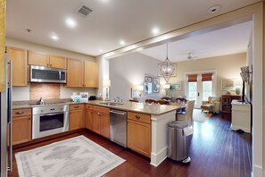 Fridge, microwave, oven, stovetop - Beautiful condo with furnished balcony, pool & private beach access (Santa Rosa Beach)