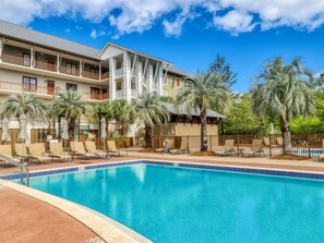 Pool - Beautiful condo with furnished balcony, pool & private beach access (Santa Rosa Beach)