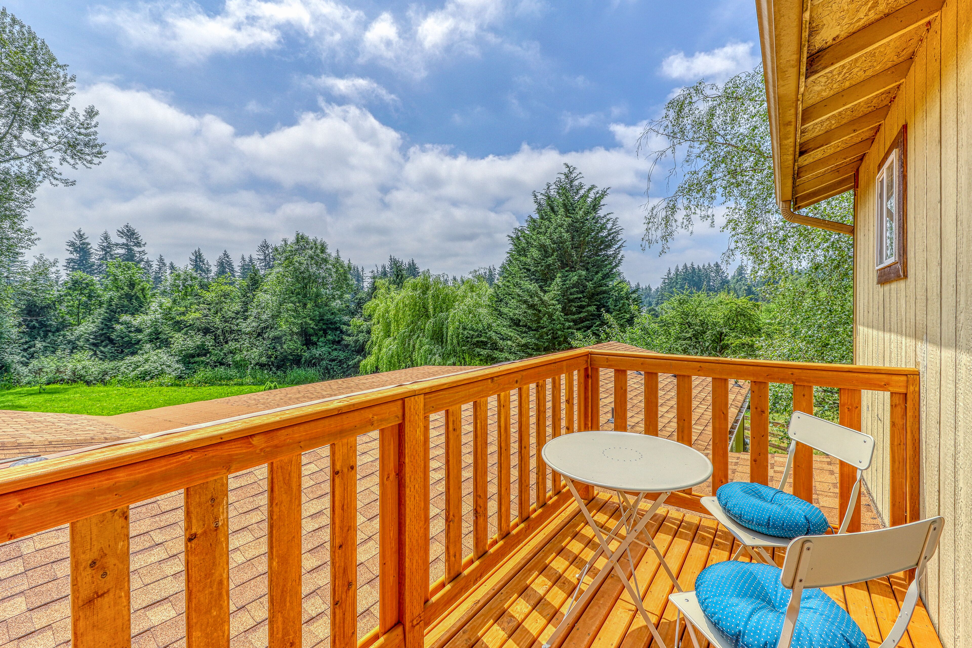 Cozy studio w/ a private entrance, free WiFi, Netflix, & furnished deck