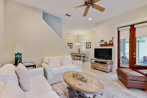 Een televisie, een dvd-speler, boeken en een filmbibliotheek