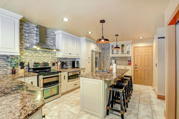 冷蔵庫、電子レンジ、オーブン、コンロ