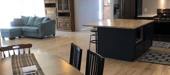 Maison récemment rénovée avec le plan d'étage ouvert de vos rêves!