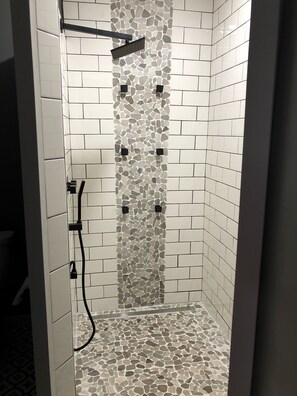Douche, sèche-cheveux, serviettes fournies, savon