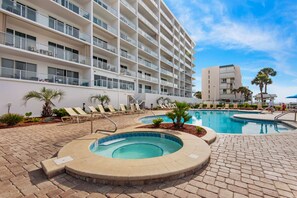 A heated pool - Seaside escape with water view, balcony, pool, pool spa & gym access (Destin)