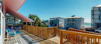 Vista sul Golfo casa dall'altra parte della strada dalla spiaggia - a piedi da negozi / ristoranti!