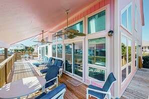 Outdoor dining - Gulf view home across the street from the beach - walk to shops/restaurants (Santa Rosa Beach)