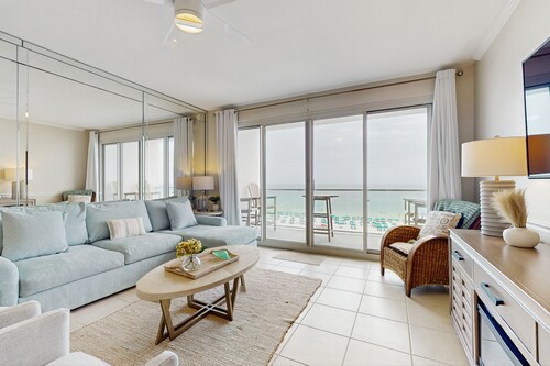 Impresionante casa frente al mar con conveniente acceso a la playa, piscina compartida y gimnasio