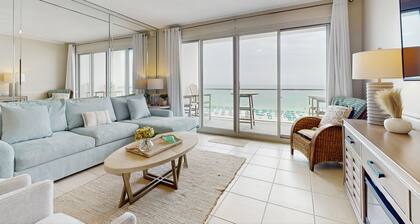 Impresionante casa frente al mar con conveniente acceso a la playa, piscina compartida y gimnasio