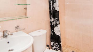 Habitación Confort, vista a la ciudad | Baño | Regadera, amenidades de baño gratuitas, secadora de cabello, toallas