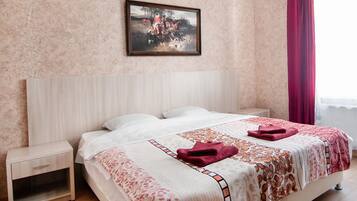 Habitación Confort, vista a la ciudad | Cortinas blackout, camas extra, wifi gratis y ropa de cama