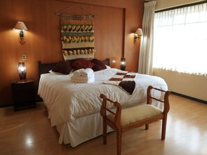 Exclusive Suite, 1 King Bed with Sofa bed, City View | Egyptian cotton sheets, premium bedding, free WiFi - Hotel Sueños del Volcan (Villarrica)