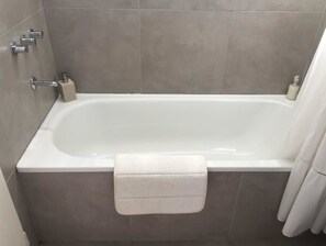 Departamento superior, vista a la ciudad | Baño | Toallas, jabón, shampoo, papel de baño 