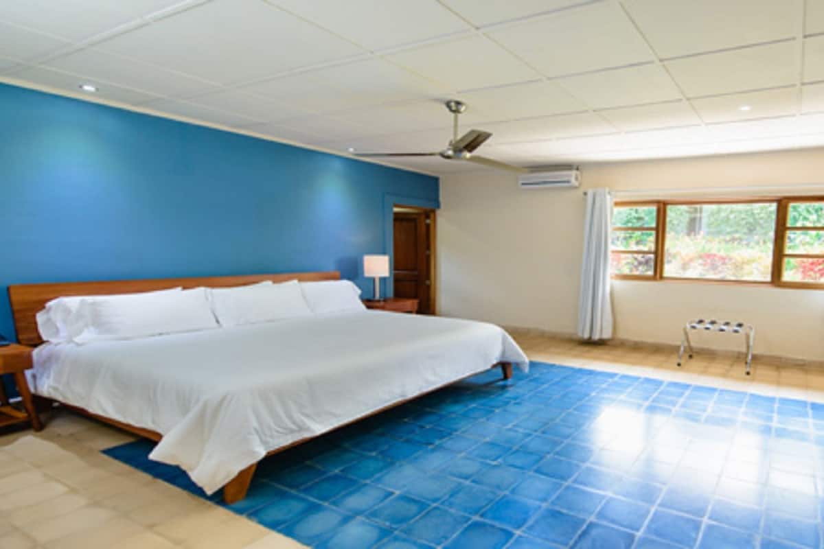 Deluxe kamer, 1 kingsize bed, uitzicht op tuin (Deluxe King Bed, Garden View) | Luxe beddengoed, een kluis op de kamer, verduisterende gordijnen