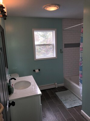 Bathroom - Large 5 bedroom home less than 3 miles to Narragansett Town Beach (Narragansett)