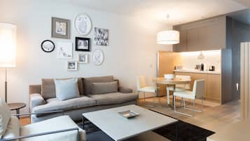 Departamento, 1 habitación | Decoración personalizada, muebles diferentes y escritorio