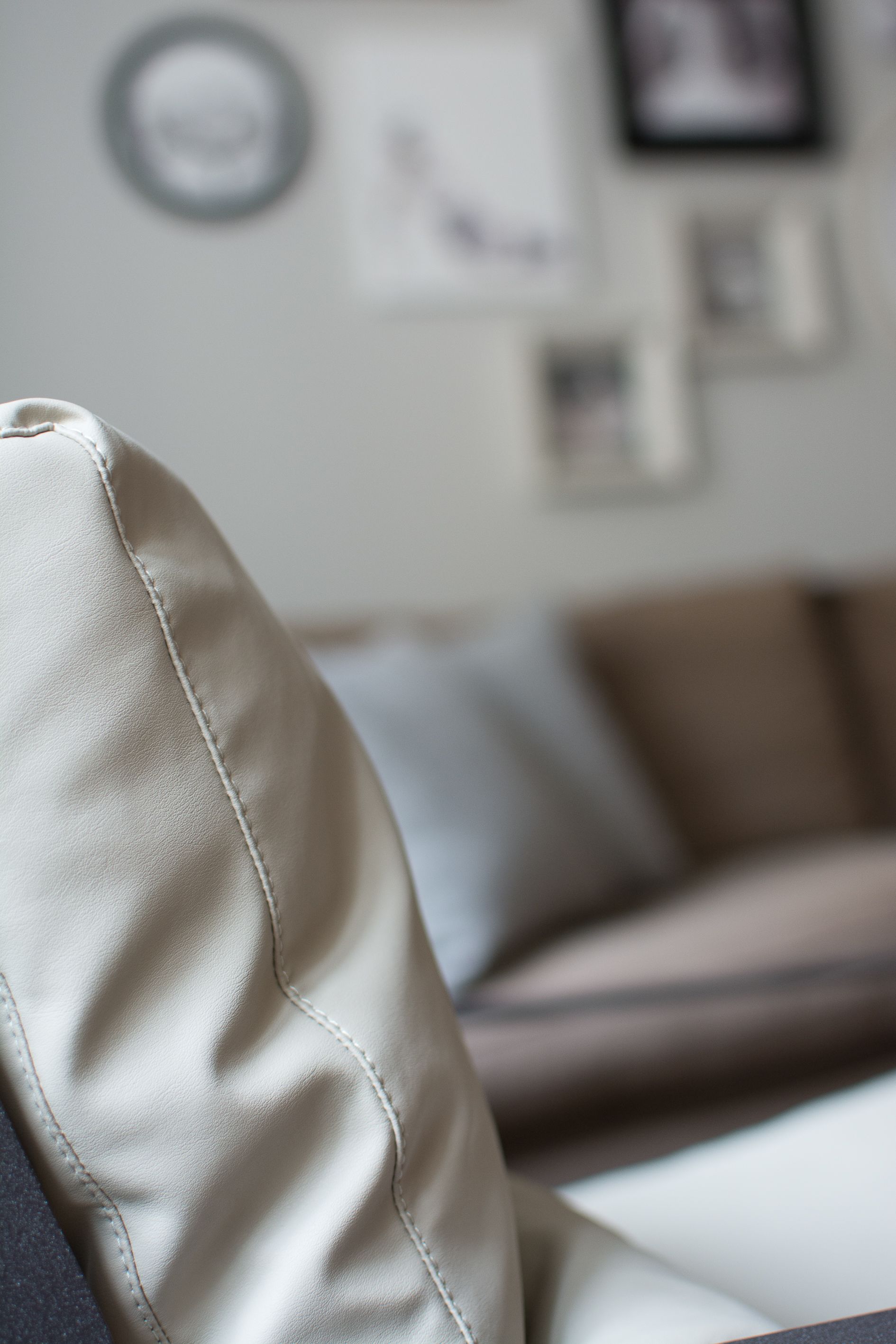 Detailaufnahme eines Sofas, bei dem Naht und Steppung deutlich sichtbar sind.