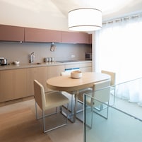 Refrigerador con freezer, microondas, horno, placa de cocina