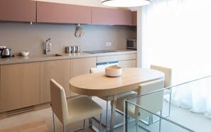 Penthouse - 2 sovrum - balkong | Eget kök | Stort kylskåp, mikrovågsugn, ugn och spishäll