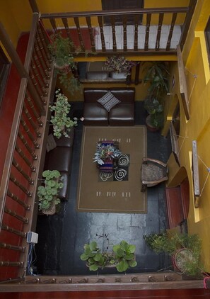 المنشأة من الداخل