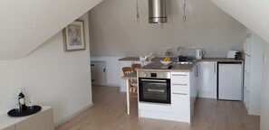 Frigorífico, horno, placa de cocina y hervidor eléctrico