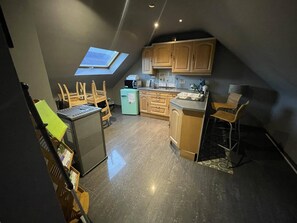 Een koelkast, een microgolfoven, een oven, een kookplaat