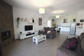 TV, fireplace - Private Pool, ideal family holidays, beautiful garden, WiFi internet and aircondition- Casa Ivan - (Conil de la Frontera)